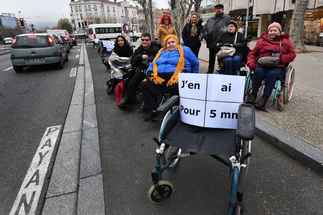 Manifestation APF Clermont-Ferrand en faveur du respect du stationement pour personnes handicapées