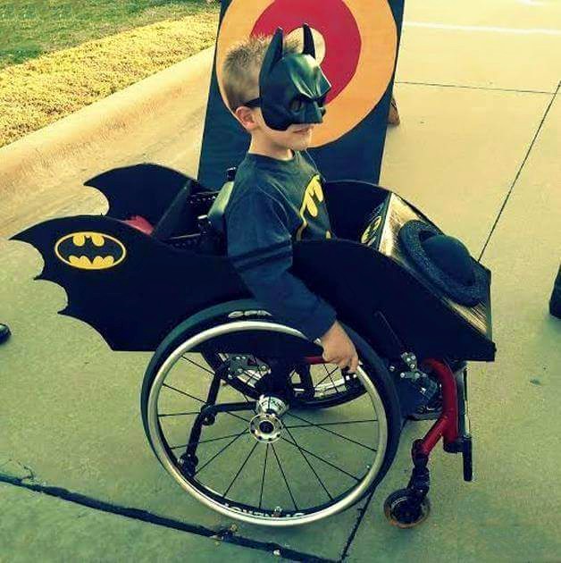 Batman en fauteuil roulant... un grand deguisement pour un petit garcon