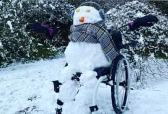 Snowman on wheelchair - Bonhomme de neige en fauteuil roulant