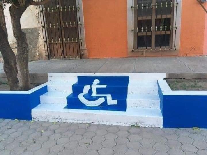 Dans la serie Construction par des cons pour des cons, des marches marquees du logo d'acces handicap