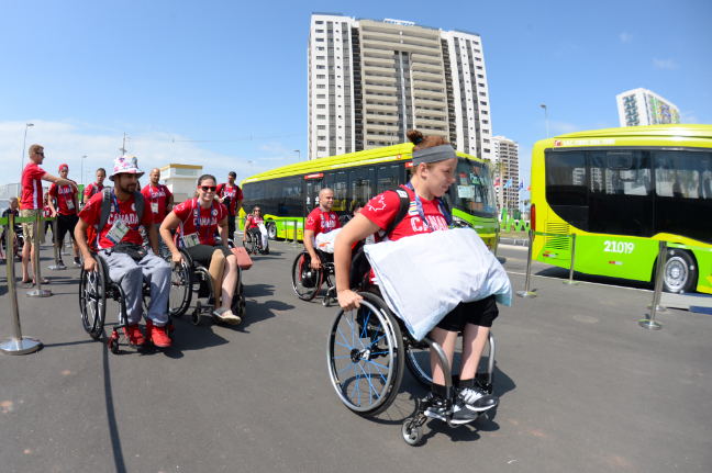 Les athl�tes arrivant au village paralympique de Rio 2016