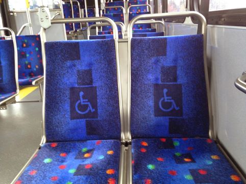 si�ges de tram marqu�s d'un logo pour indiquer que les emplacements sont r�serv�s en priorit� � des personnes handicap�es